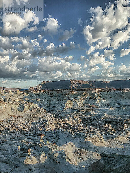 Zuckerwattewolken über einer fremden Landschaft im Süden Utahs