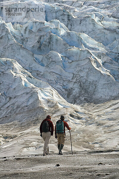 Zwei Menschen wandern auf einem Gletscher in Alaska  USA.