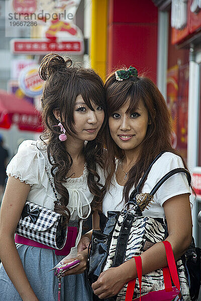 Zwei junge Frauen in Shanghai  China