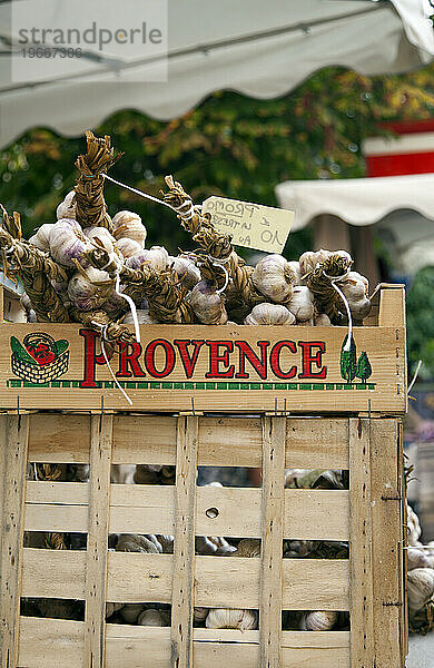 Sonntagsflohmarkt im Freien in L'Isle-sur-la-Sorgue  Provence  Frankreich.