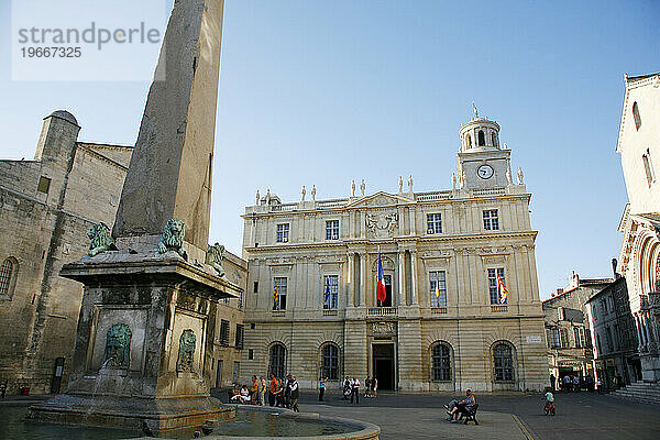 Place de Republic  Hotel de Ville  Arles  Provence  Frankreich.