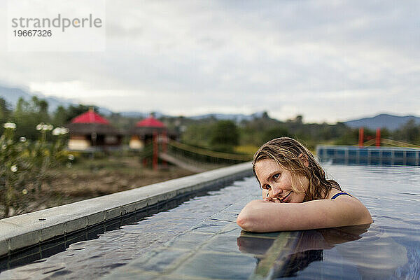 Frau entspannt im Schwimmbad  Pai  Mae Hong Soon  Thailand