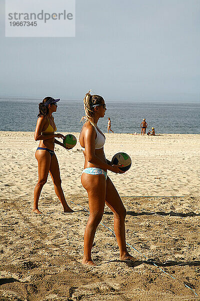 Frauen spielen Volleyball am Strand von Ipanema  Rio de Janeiro  Brasilien.