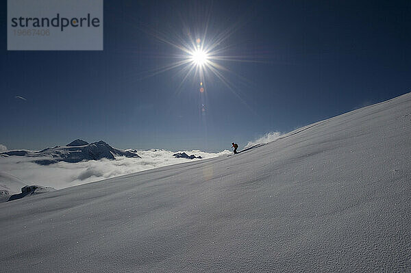 Skifahren über den Wolken und unter der Sonne.