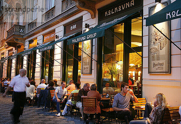 Menschen sitzen im Restaurant Kolkovna  Josefov  Prag  Tschechische Republik.