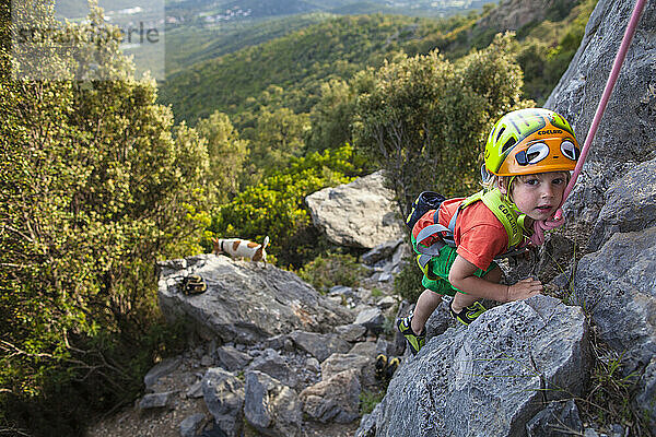 Ein kleiner Junge  ein kleiner Kletterer auf Korsika. 3 Jahre alt.