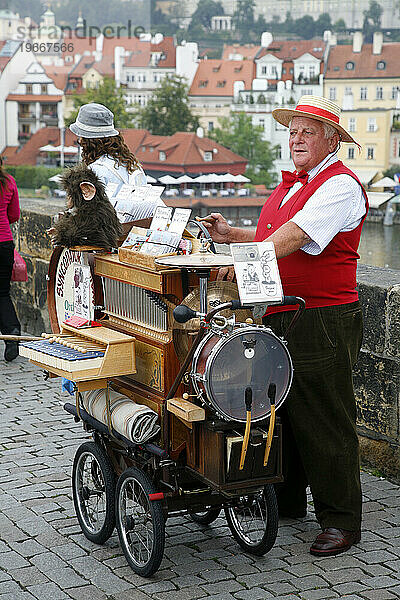 Mann spielt eine traditionelle Spieluhr auf der Karlsbrücke  Prag  Tschechische Republik.