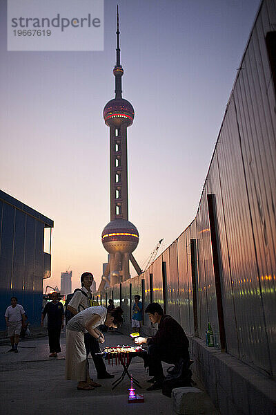Oriental Pearl Tower im Shanghaier Stadtteil Pudong  China.