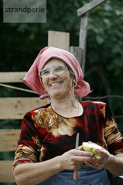 Eine Frau in traditioneller sardischer Kleidung