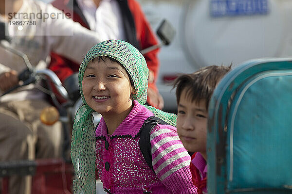 Lächelnde junge Mädchen in Hotan  Xinjiang  China.