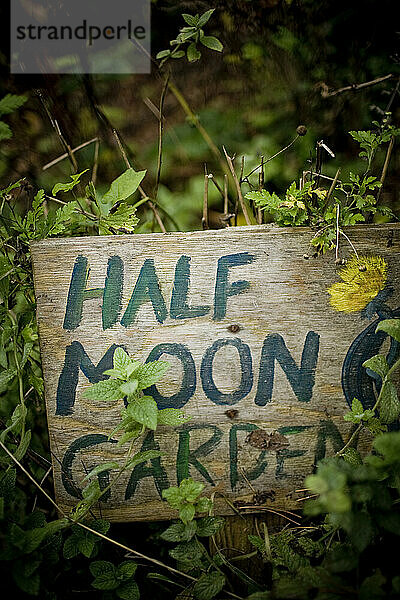 Ein Schild weist auf den Garten hin.