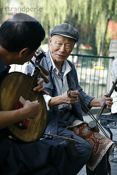 Spielen traditioneller chinesischer Instrumente