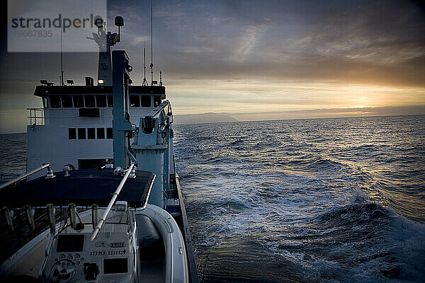 Ein Blick auf den Sonnenuntergang an Bord des Expeditionsschiffes Great White.