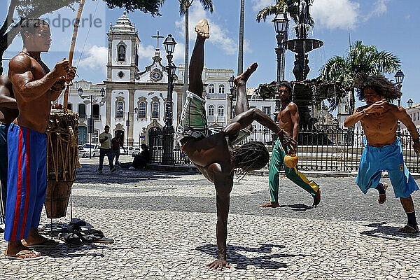 Capoeira-Aufführung auf dem Platz Terreiro de Jesus im Bezirk Pelourinho  Salvador  Bahia  Brasilien.