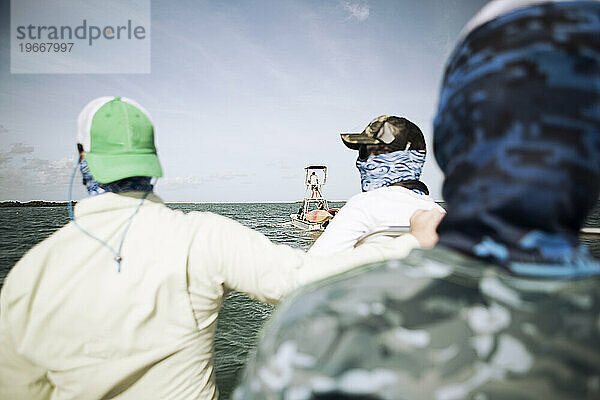 Fischer auf Boot im Meer