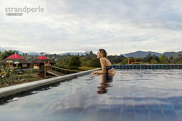 Frau entspannt im Außenpool  Pai  Mae Hong Soon  Thailand