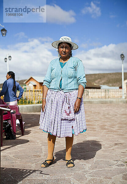 Ein Porträt einer Frau auf einem Platz im ländlichen Bolivien.