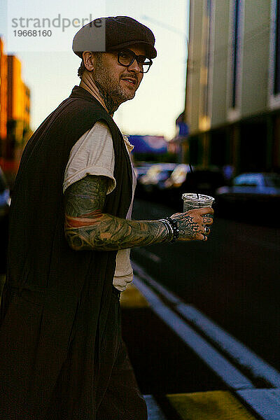 Schöner Mann in der Stadt trinkt Kaffee  tätowierter Mann.
