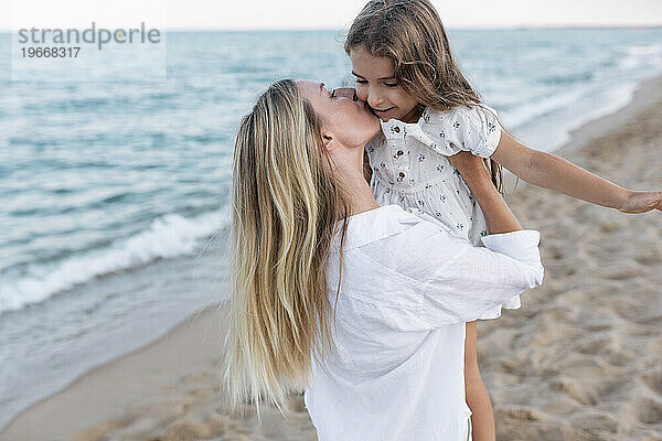 Die Liebe der Mutter zur Tochter. Mutter und Tochter spielen am Meer