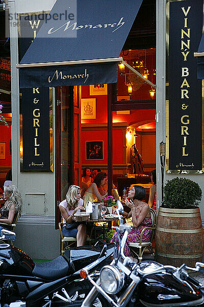Menschen sitzen im Restaurant Monarch Wine Bar and Grill in der Straße V Kolkovne 6  Josefov  Prag  Tschechische Republik.