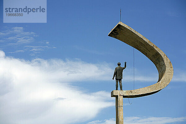 Memorial JK mit der Statue von Juscelino Kubitschek  entworfen von Oscar Niemeyer  Brasilia  Brasilien.