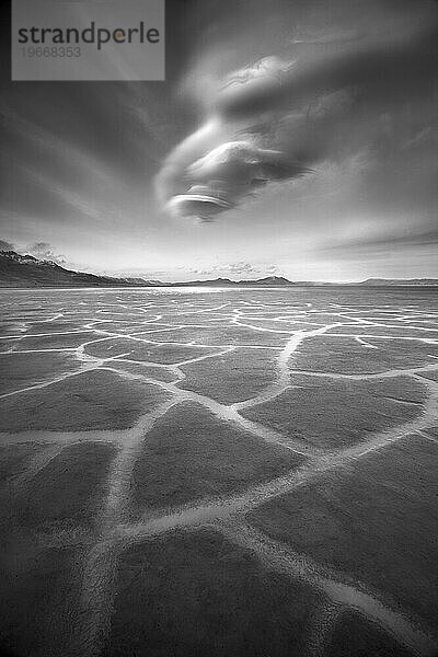 Eine dramatische Formation linsenförmiger Wolken  fotografiert über der Alvord Desert Playa im Osten Oregons.