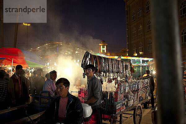 Lebensmittelabteilung des Nachtbasars in Kashgar  Xinjiang  China.