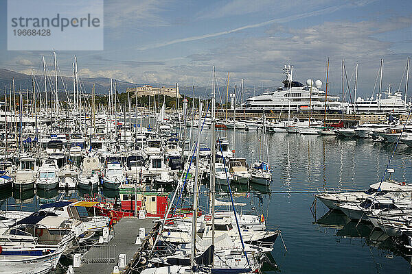 Yachten und Boote in Port Vauban  Antibes  Alpes Maritimes  Provence  Frankreich.