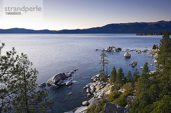Blick nach Norden auf das Ostufer des Lake Tahoe in der Abenddämmerung  NV.