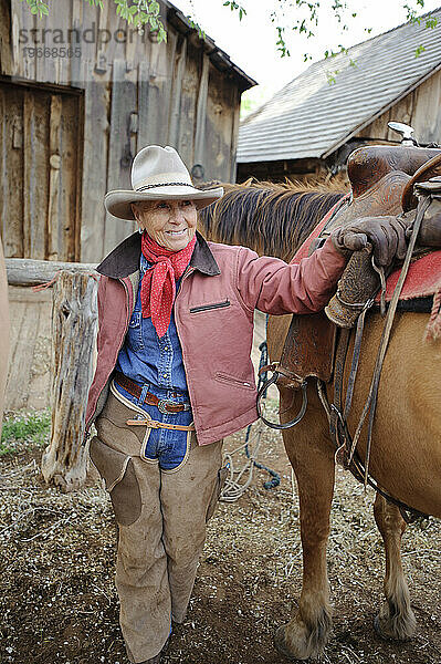 Rancherin Heidi Redd bereitet sich auf den Ausritt vor  neben dem Canyonlands NP  UT.