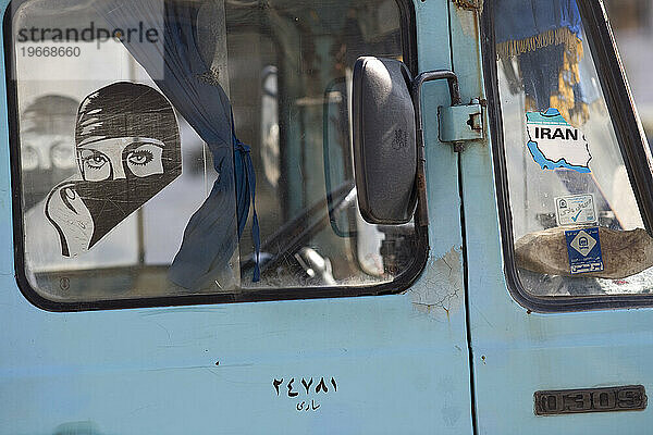 Autoaufkleber einer muslimischen Frau mit Kopftuch in Astara  Iran.