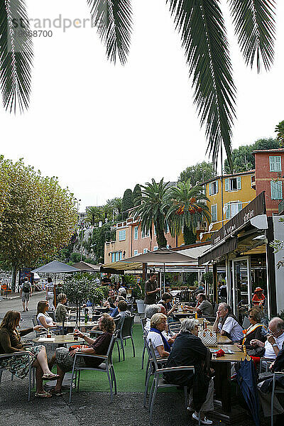 Menschen sitzen in einem Restaurant  Villefranche sur Mer  Côte d'Azur  Alpes Maritimes  Provence  Frankreich.