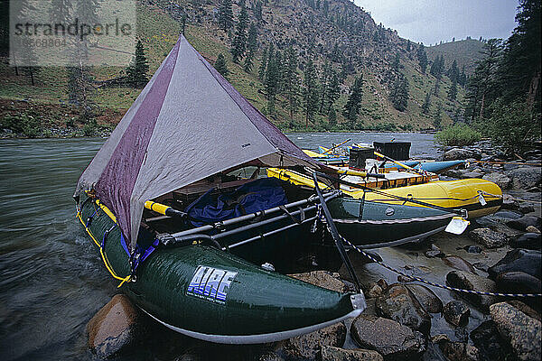 Zelt auf einem Floß aufgestellt  um Schutz vor Regenstürmen zu bieten  Idahoe