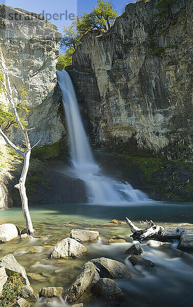 Wasser ergießt sich über die Wasserfälle Chorillo Del Salto im Nationalpark Las Glaciares  Chalten  Argentinien.