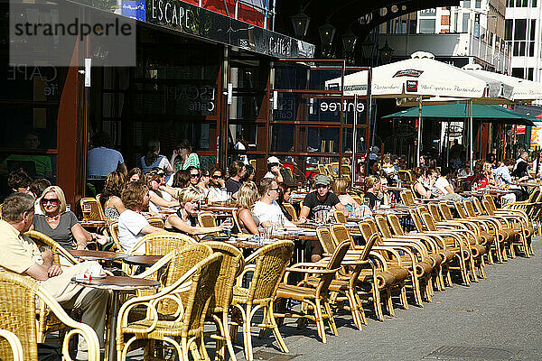 Menschen sitzen in einem Café im Freien am Rembrandtplein  Amsterdam  Holland.