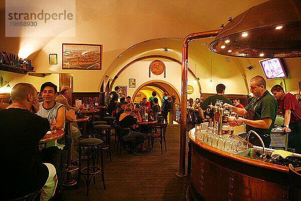 Menschen sitzen in der Bierhalle U Vejvodu  Stare Mesto  Prag  Tschechische Republik.