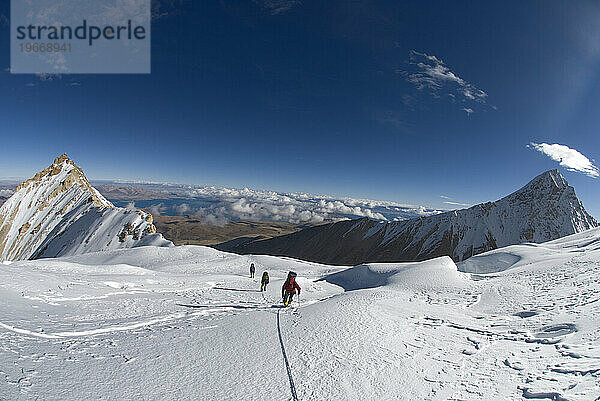Drei Bergsteiger auf Gurla Mandhata  Tibet.