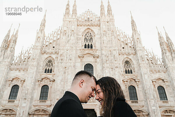 Verliebter junger Mann und Frau vor dem Hintergrund der Domkathedrale