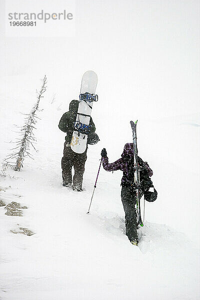 Pärchen beim Backcountry-Skifahren.