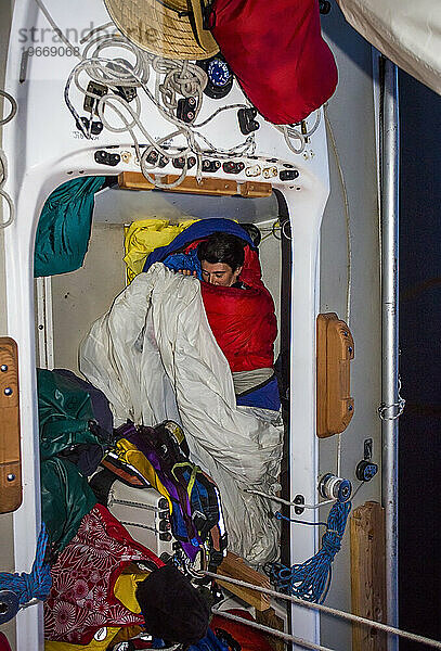 Eine Frau schläft auf dem Boot am Ende der ersten Etappe während des Race to Alaska  einem 750 Meilen langen  nicht motorisierten Bootsrennen von Port Townsend  WA  nach Ketchikan  Alaska.