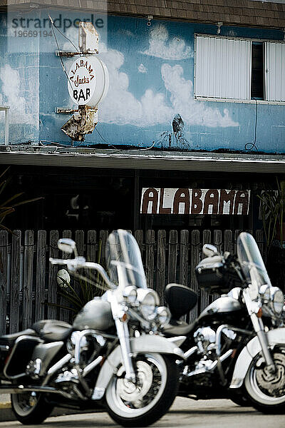 Motorräder vor der Bar in Alabama