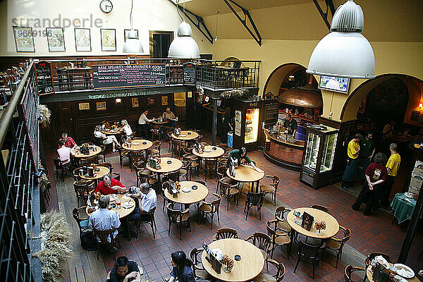 Menschen sitzen in der Bierhalle U Vejvodu  Stare Mesto  Prag  Tschechische Republik.