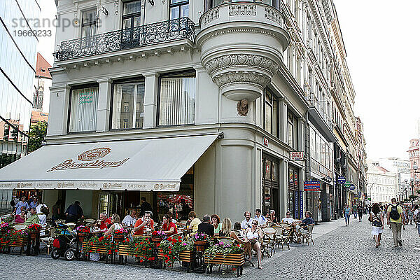 Menschen sitzen in einem Café im Freien in der Neustadt in der Rijna-Straße 28  Nove Mesto  Prag  Tschechische Republik.
