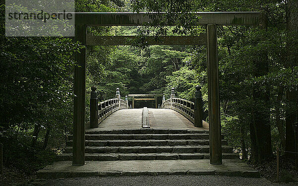 Ein Torii steht vor einer Brücke im Jingu-Schrein in Ise  Japan.