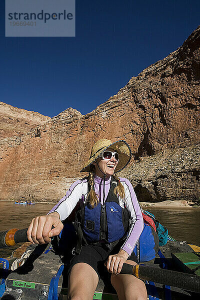 Eine Frau rudert auf einem Floß im Grand Canyon  Arizona.
