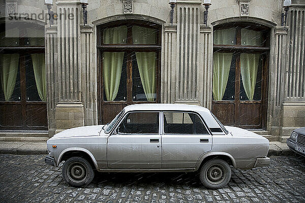 Altes russisches Auto auf der Straße in Baku  Aserbaidschan