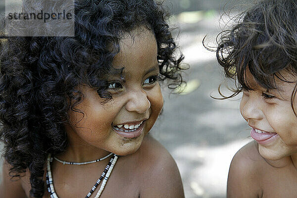 Porträt junger Pataxo-Indianerinnen im Reserva Indigena da Jaqueira in der Nähe von Porto Seguro  Bahia  Brasilien.
