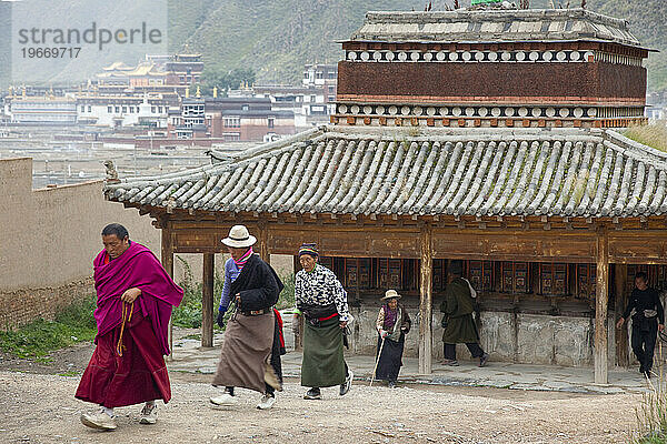 Frühmorgendlicher Gebetsspaziergang um die Stadt Xiahe  Gansu  China.