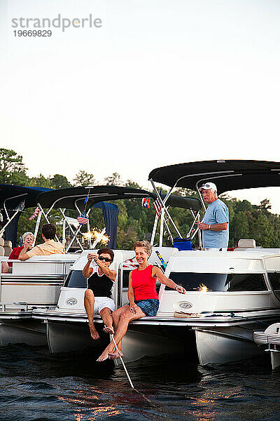 Eine Gemeinschaft von Menschen  die alle an einem See leben  binden an einem sonnigen Abend ihre Boote für eine Party zusammen.