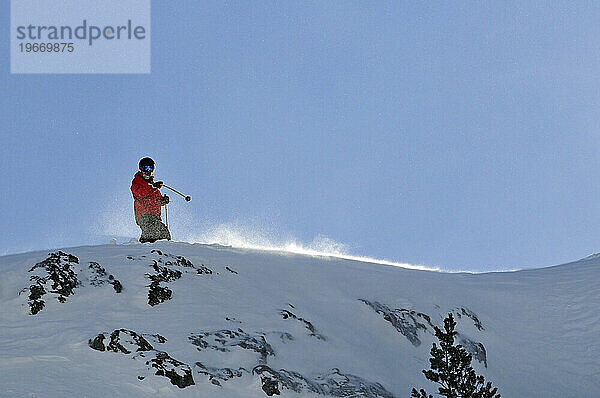 Ein Mann weist beim Skifahren auf ein Geländemerkmal in einem Bergresort in der Nähe von South Lake Tahoe  Kalifornien  hin.